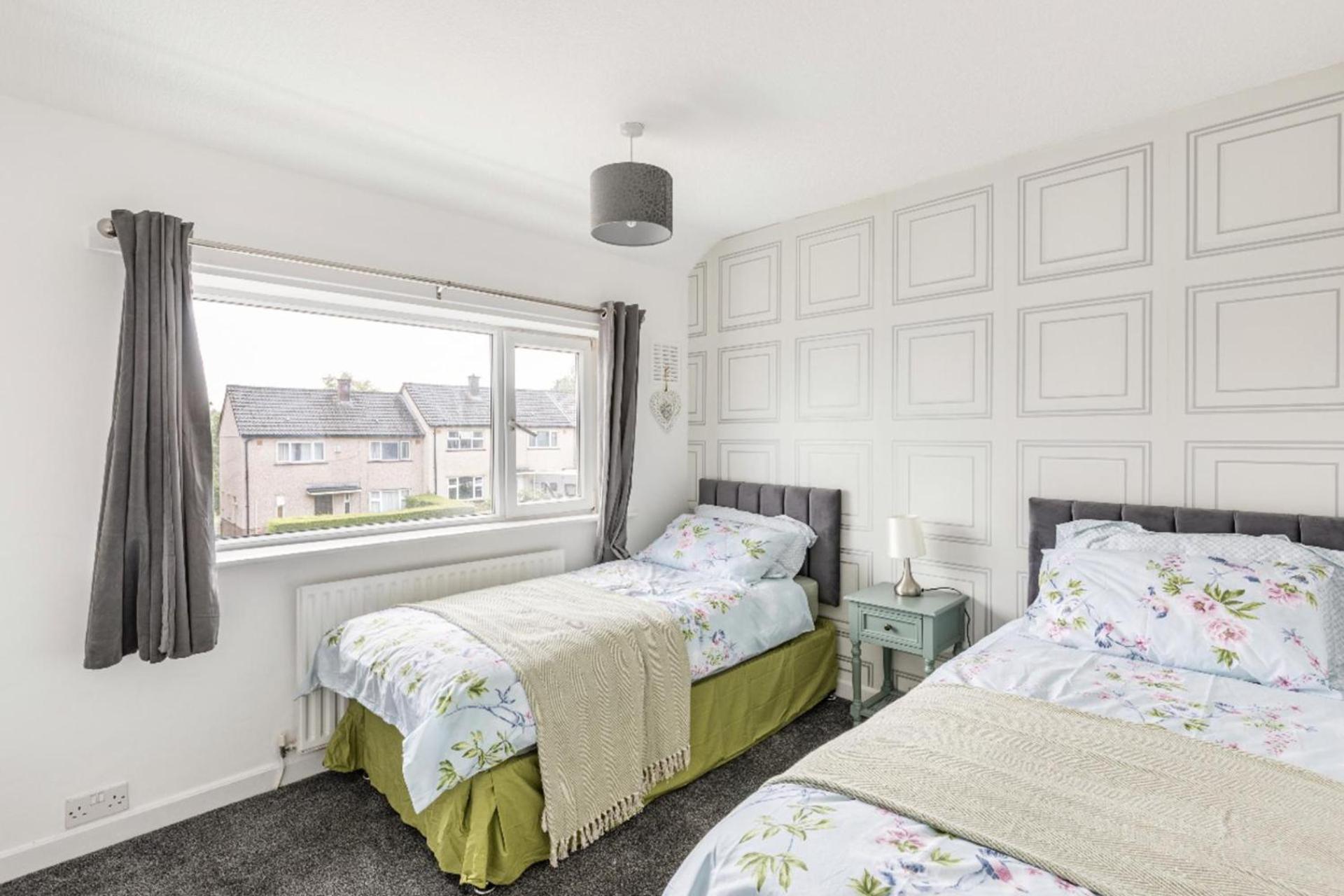 Come & Unwind In Charming 5 Bed House In Blackburn Екстериор снимка